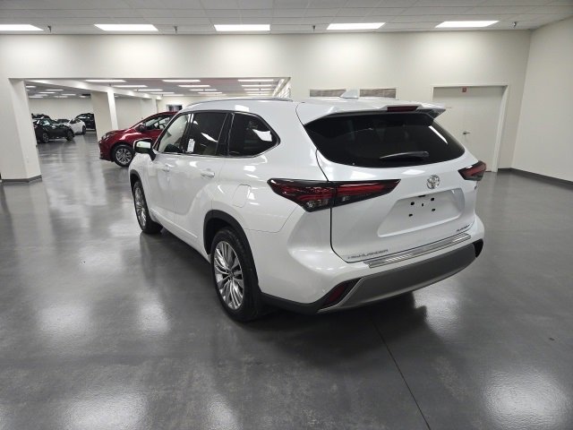 New 2026 Toyota Highlander Platinum image 4