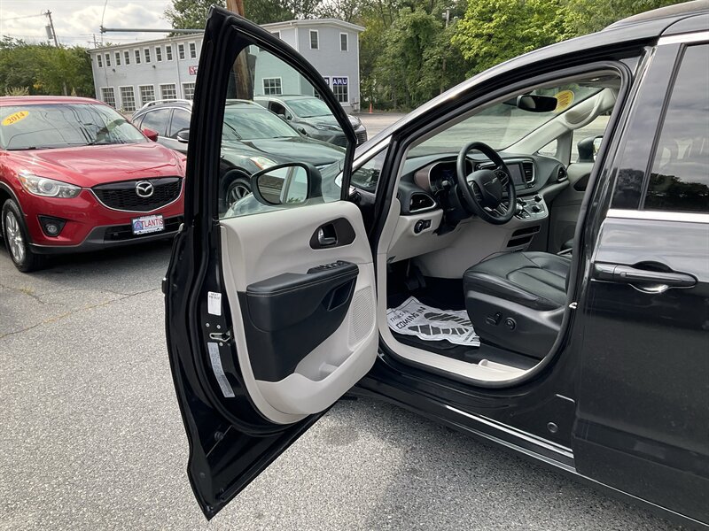 Used 2020 Chrysler Voyager Lxi FWD image 20