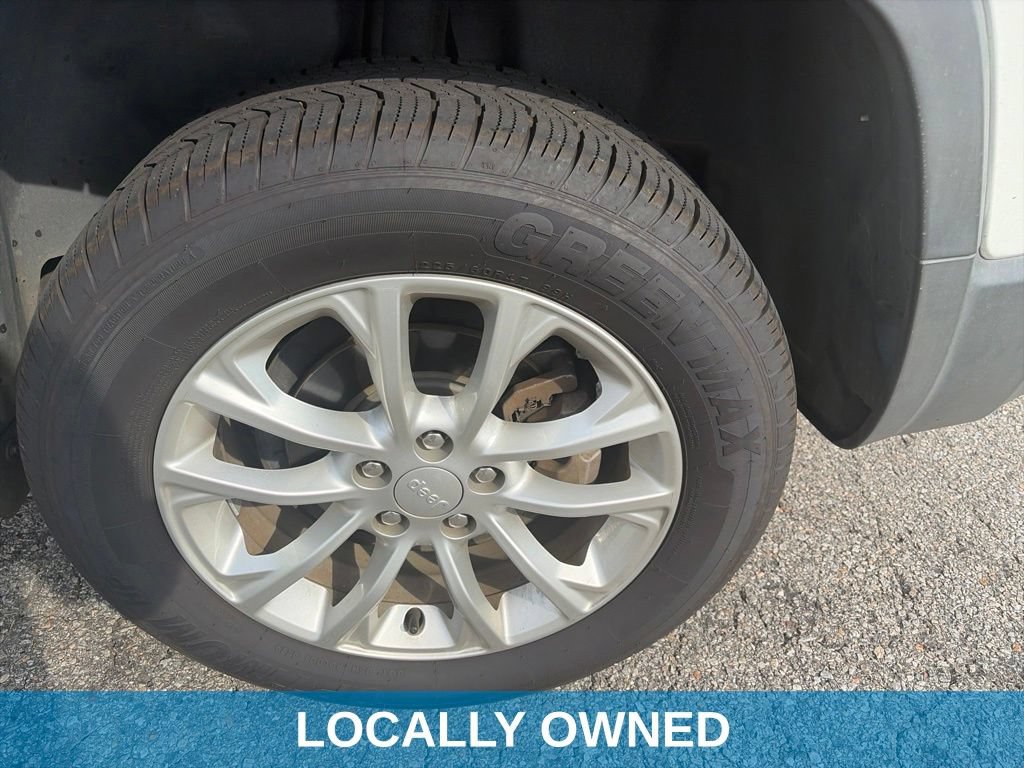 Used 2019 Jeep Cherokee Latitude w/ Cold Weather Group FWD image 4