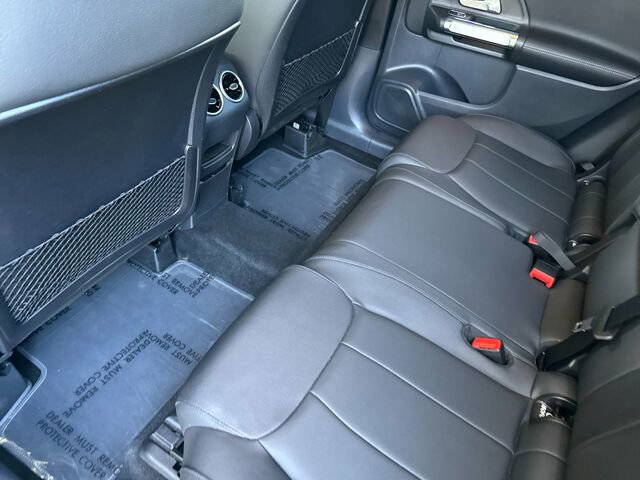 Used 2025 Mercedes-Benz GLB 250 4MATIC image 15