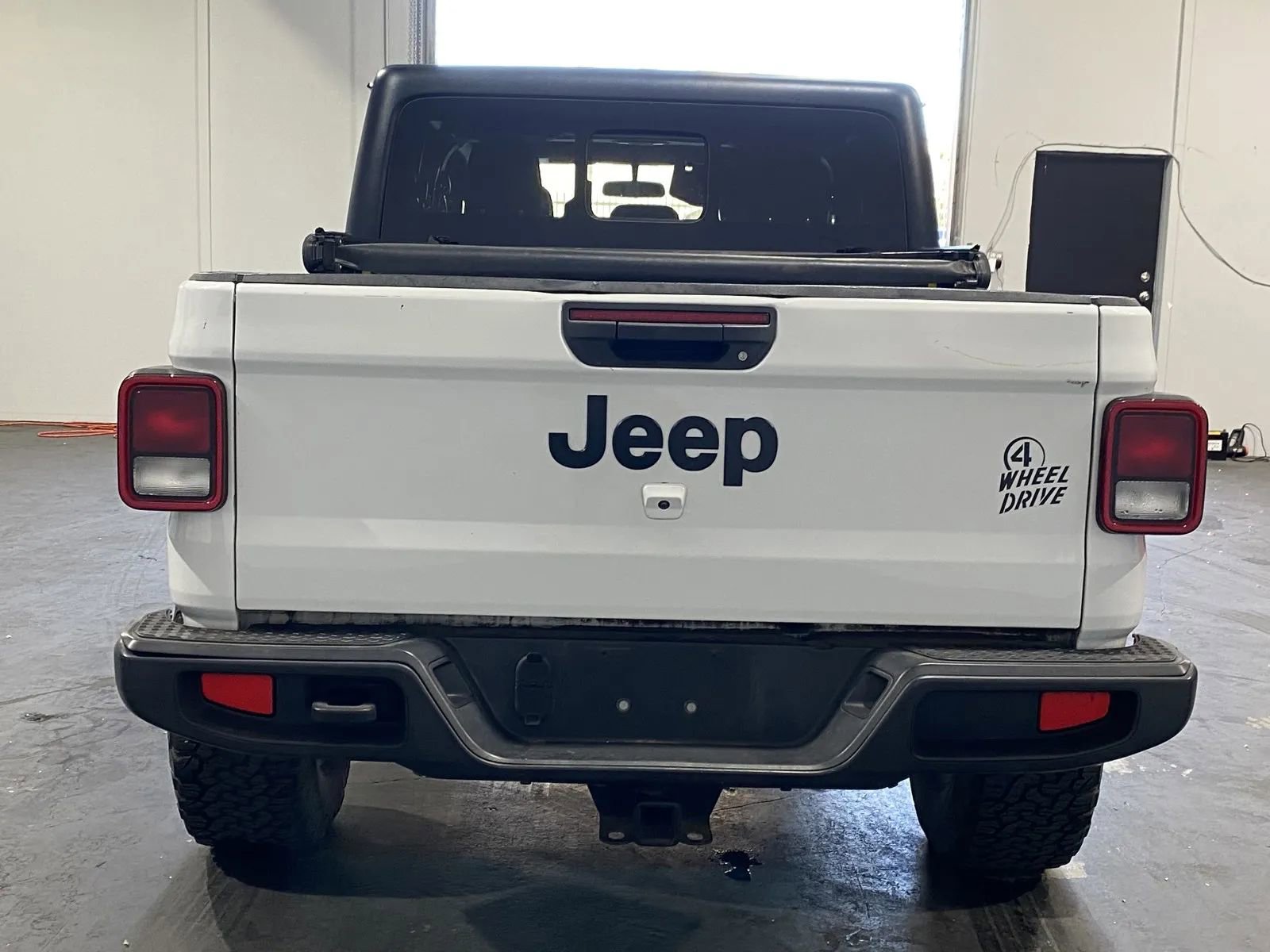 Used 2022 Jeep Gladiator Willys AWD/4WD image 3