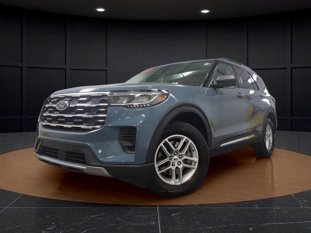 Used 2025 Ford Explorer Active AWD/4WD image 3