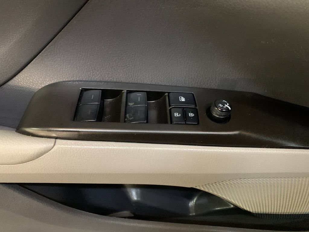 Used 2023 Toyota Camry SE w/ Blackout Package (TMS) image 12