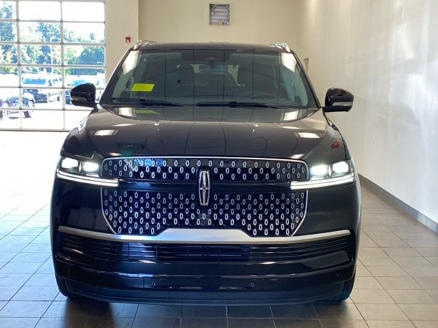 New 2027 Lincoln Navigator Reserve AWD/4WD image 3