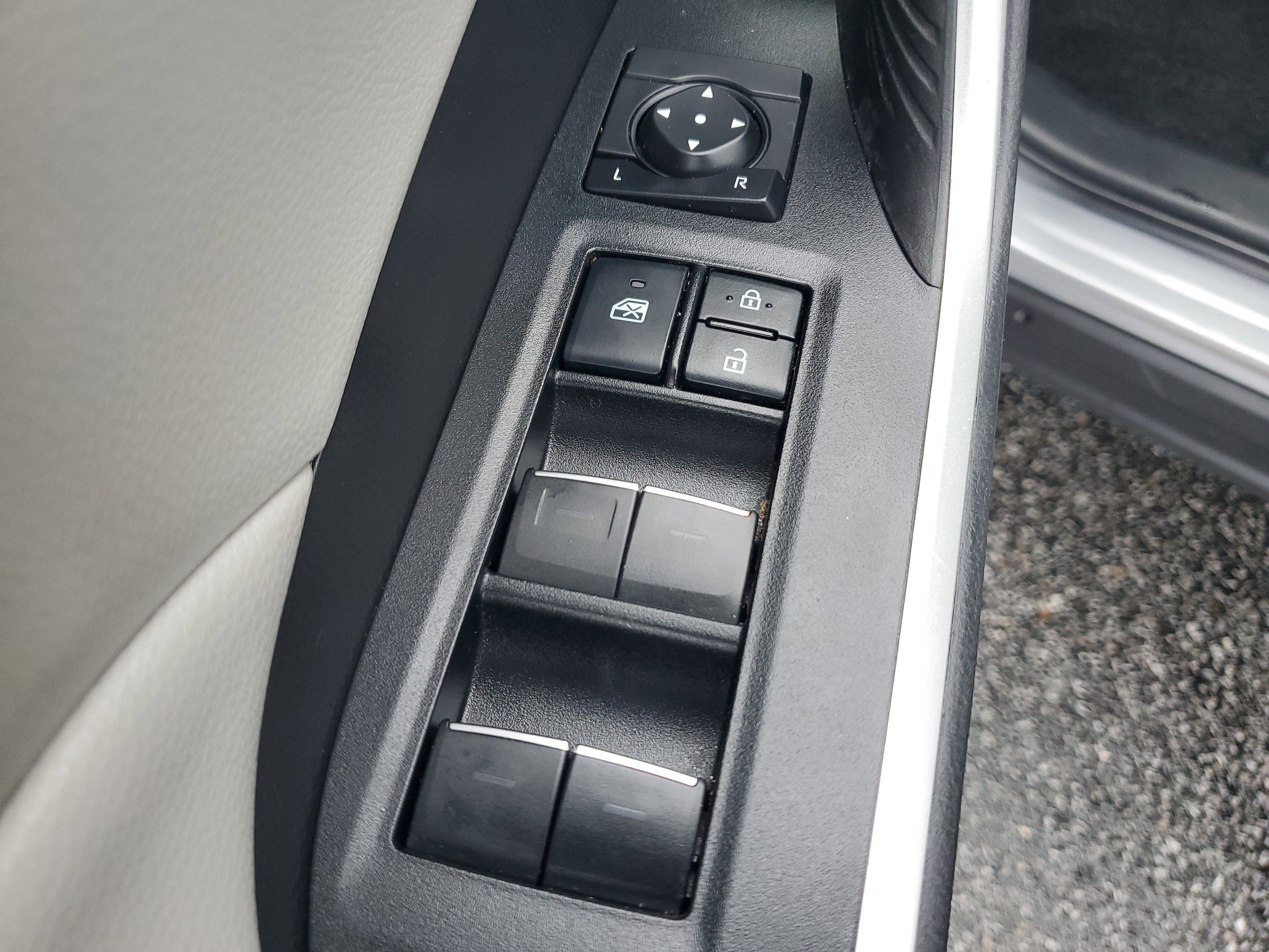 Used 2022 Toyota RAV4 XLE Premium image 20