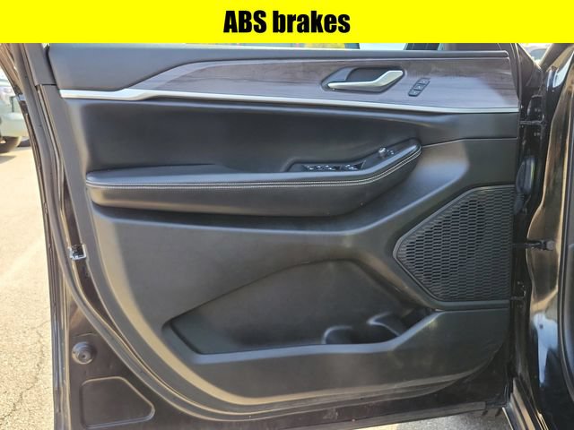 Used 2023 Jeep Grand Cherokee Limited AWD/4WD image 19