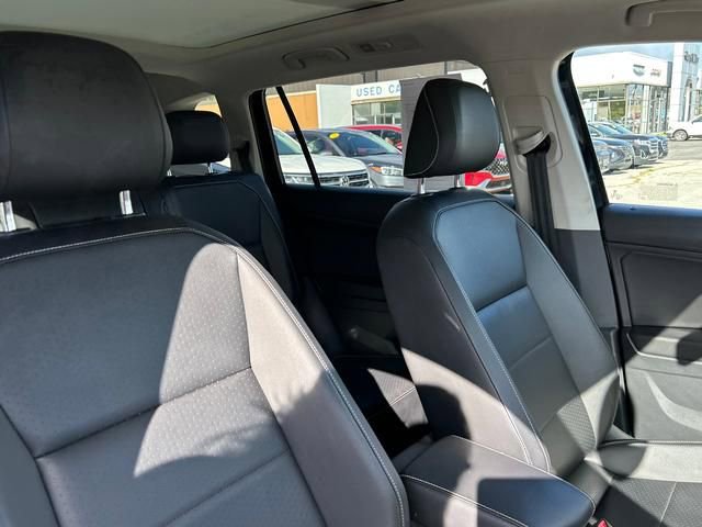Used 2021 Volkswagen Tiguan SE w/ Panoramic Sunroof Package image 32
