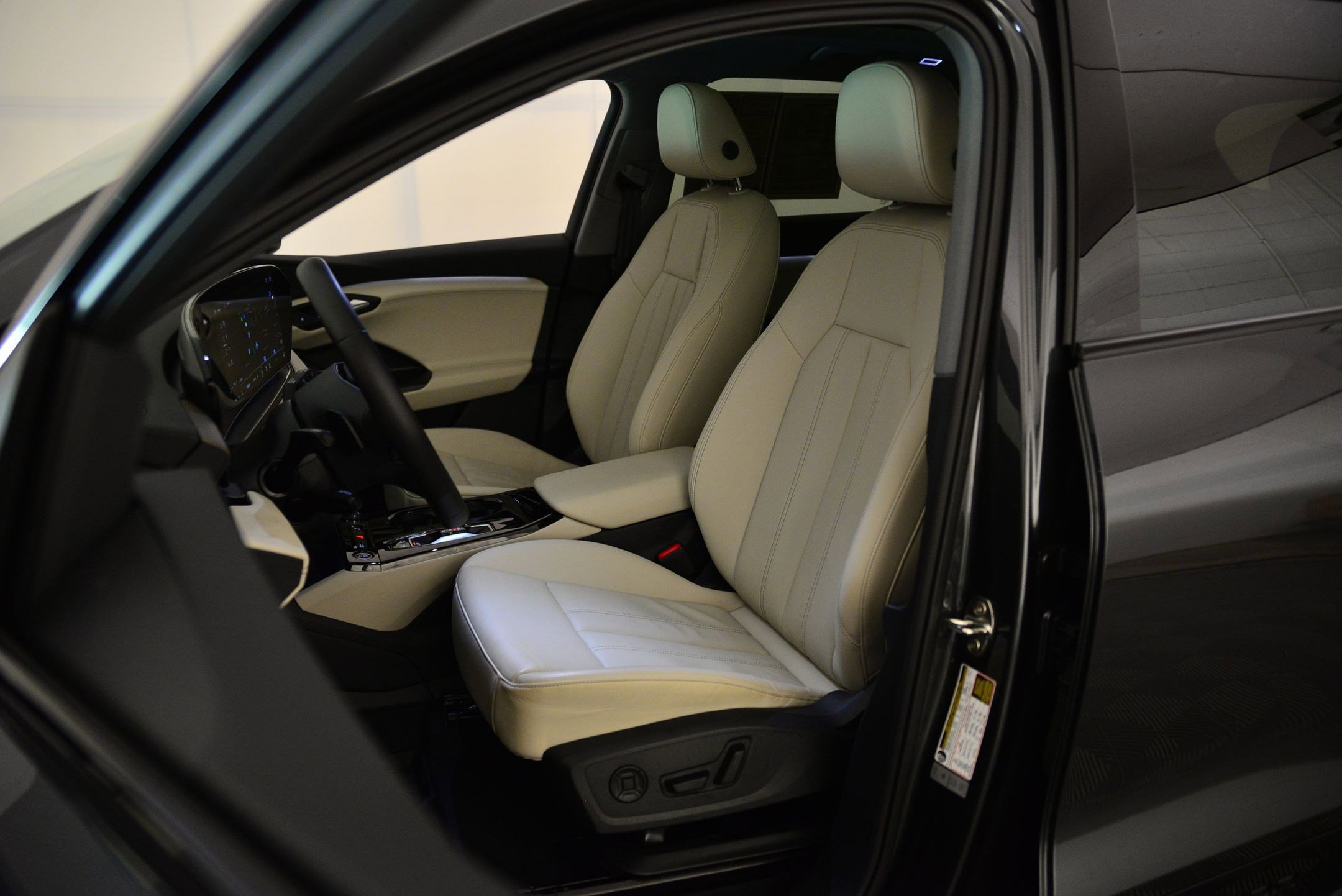 Certified 2025 Audi Q6 e-tron Premium w/ Convenience Package image 4