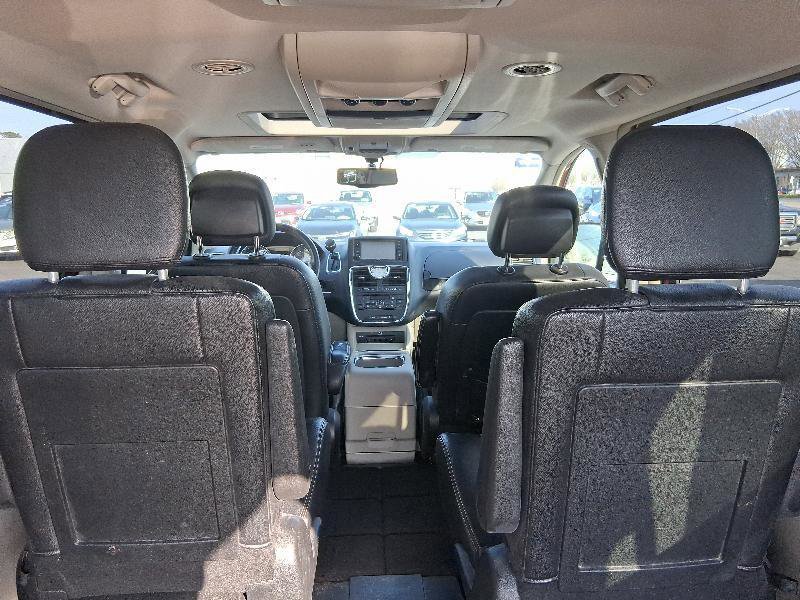 Used 2015 Chrysler Town & Country Touring-L w/ Driver Convenience Group image 27