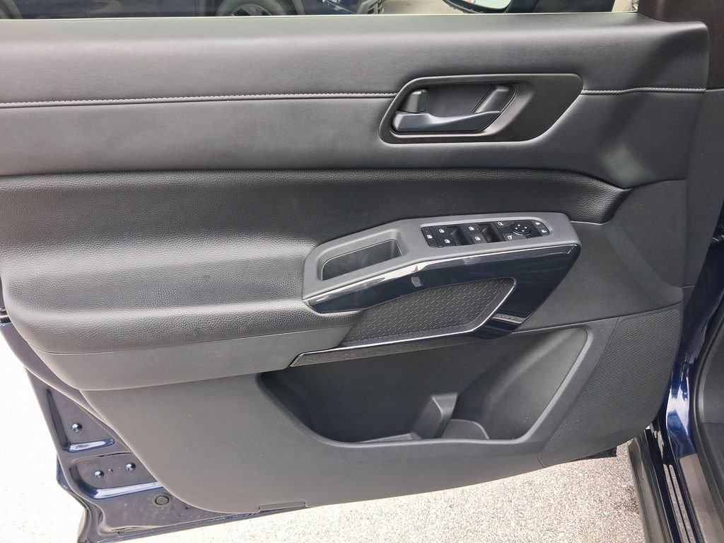 Certified 2023 Nissan Pathfinder SV w/ SV Premium Package FWD image 16