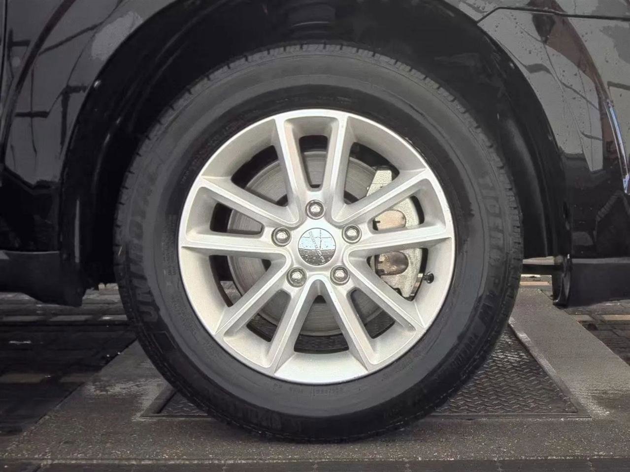 Used 2015 Dodge Journey SXT w/ Flexible Seating Group image 10