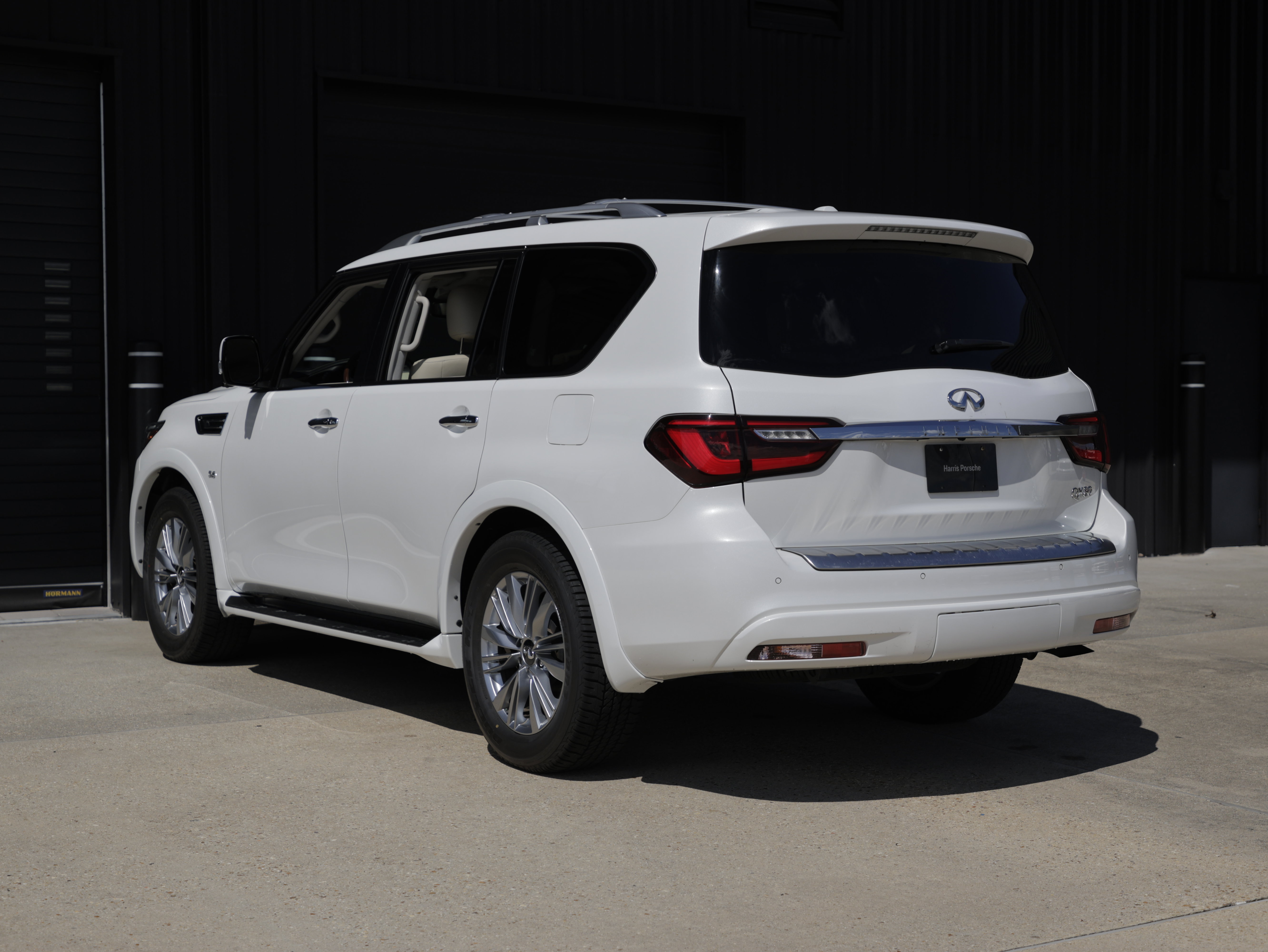 Used 2019 INFINITI QX80 Luxe w/ All-Season Package RWD image 3