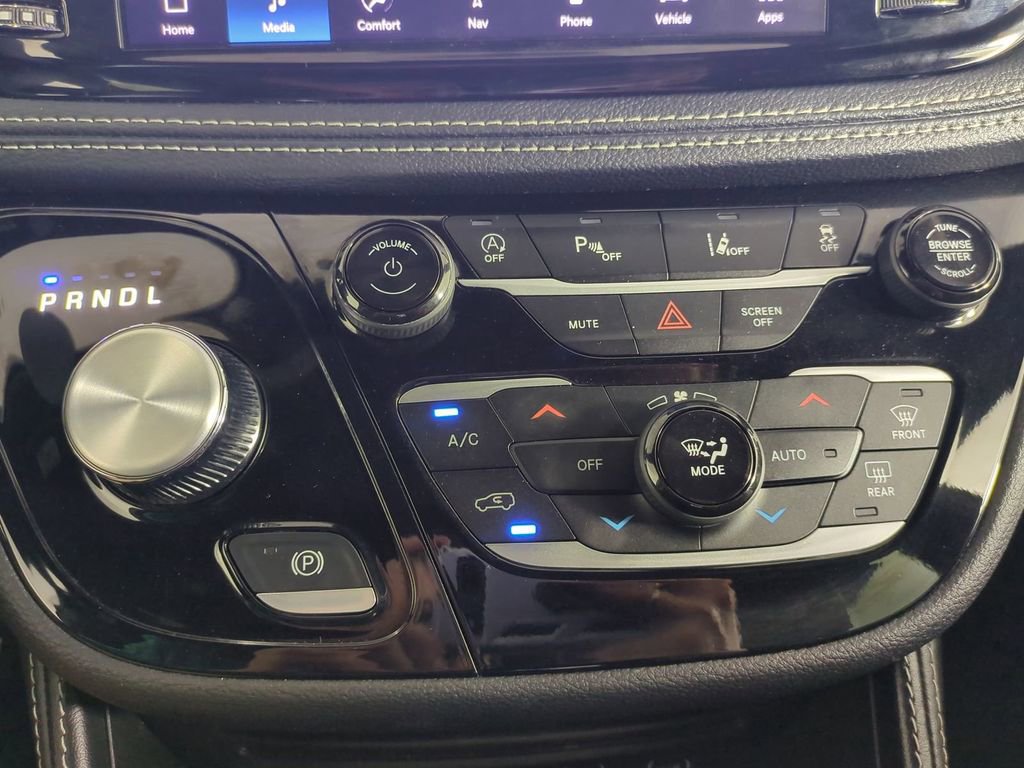 Used 2025 Chrysler Pacifica Limited image 22