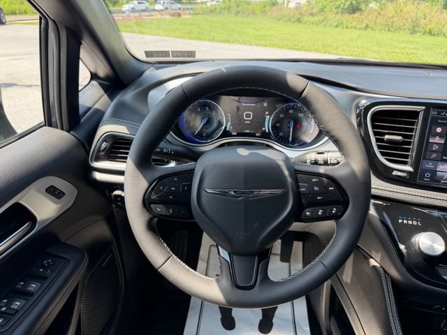 Used 2025 Chrysler Pacifica Limited w/ Uconnect Theater Family Group AWD/4WD image 14
