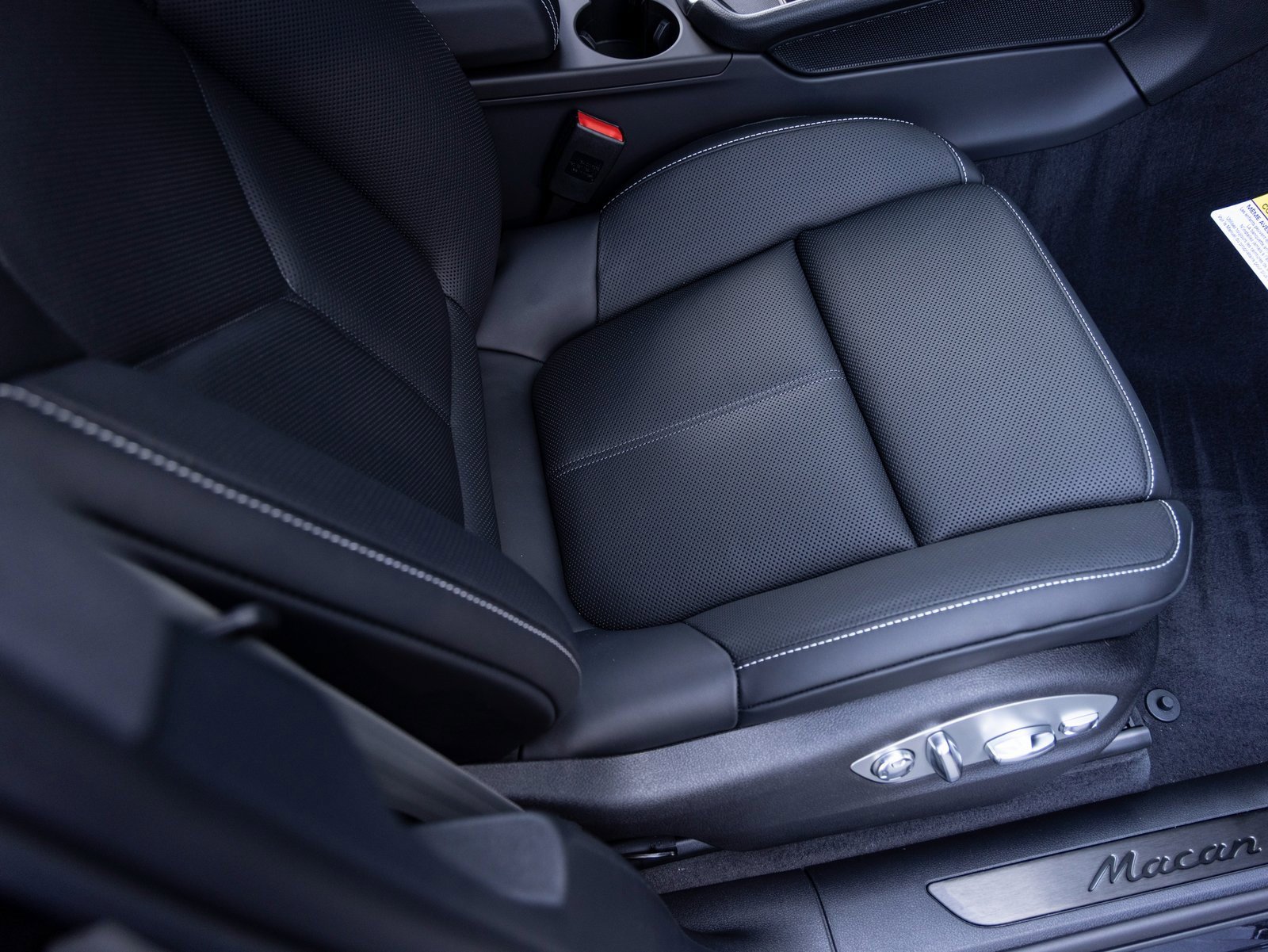 Used 2025 Porsche Macan Turbo image 35