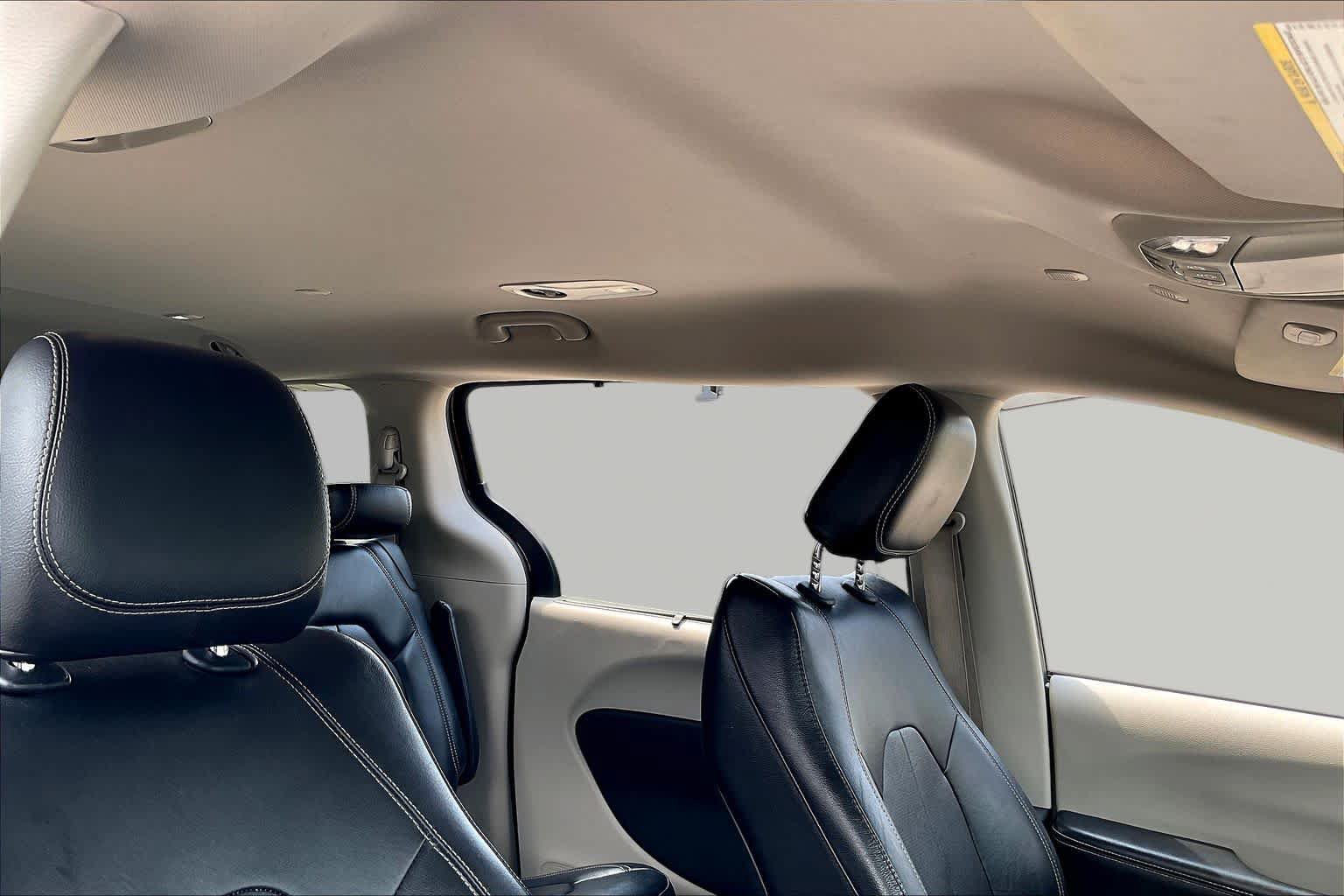 Used 2022 Chrysler Pacifica Touring-L FWD image 14