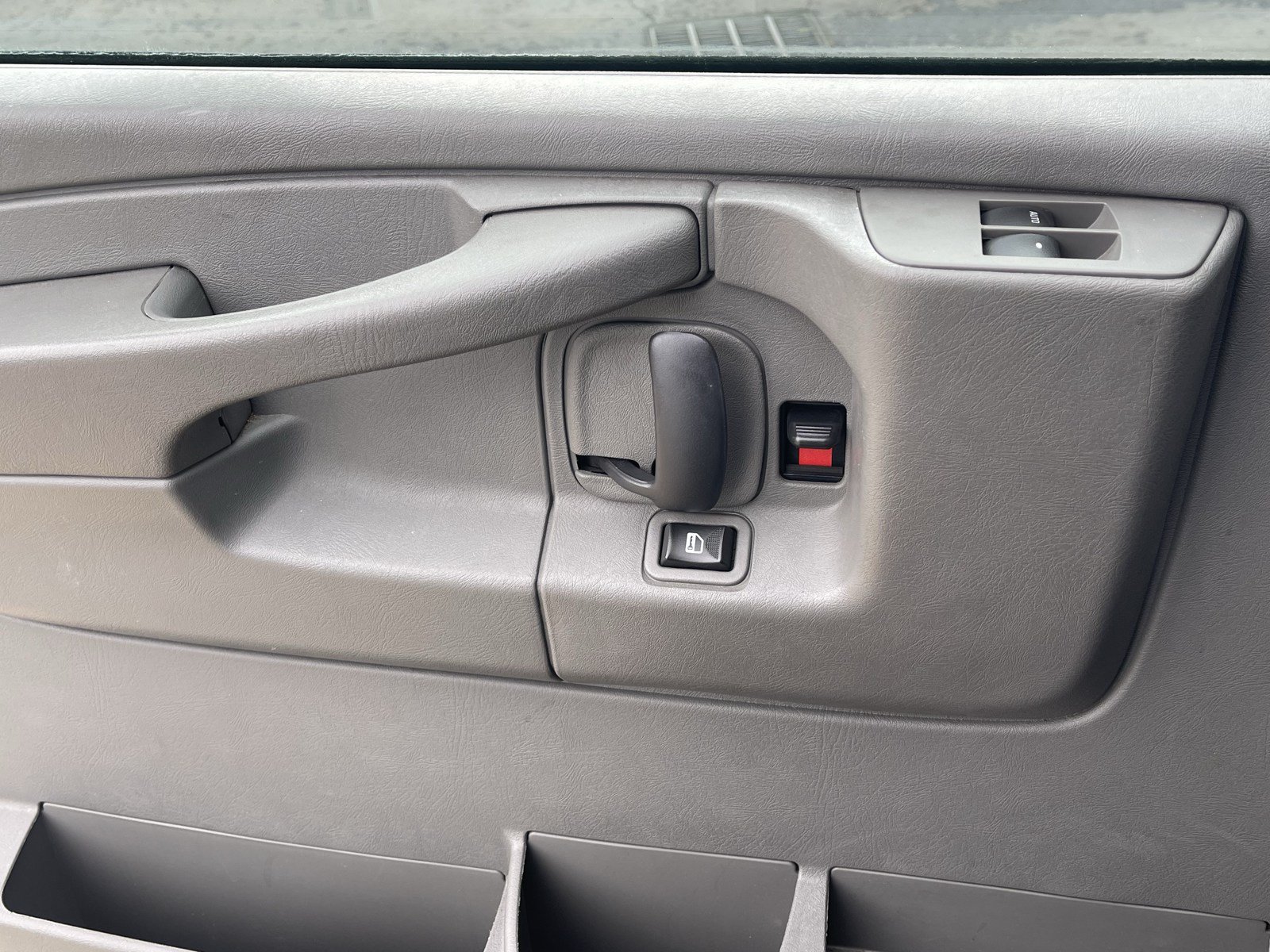 Used 2010 Chevrolet Express 1500 RWD image 19