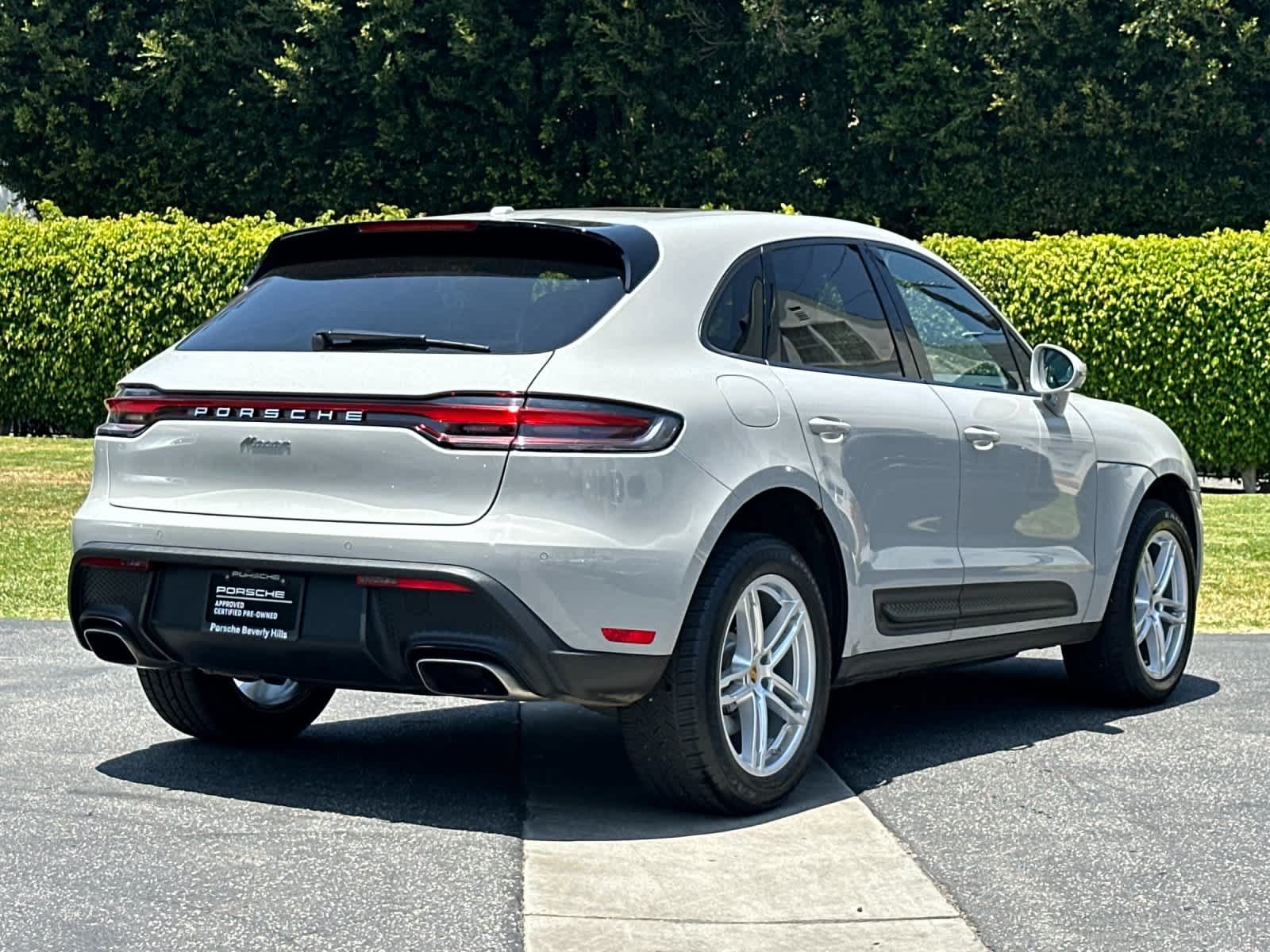 Certified 2025 Porsche Macan AWD/4WD image 8
