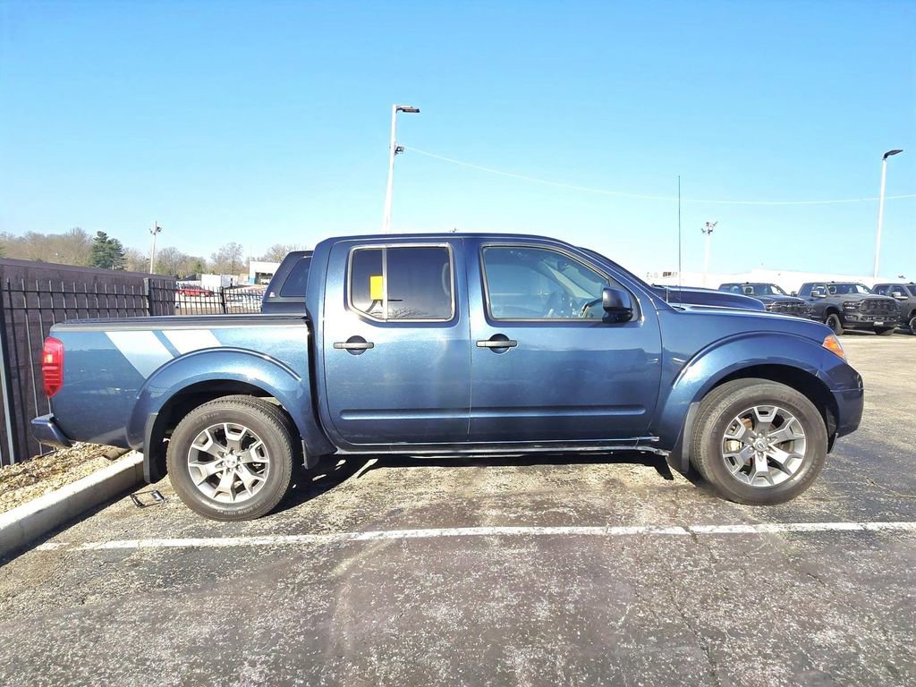 Used 2020 Nissan Frontier SV image 2