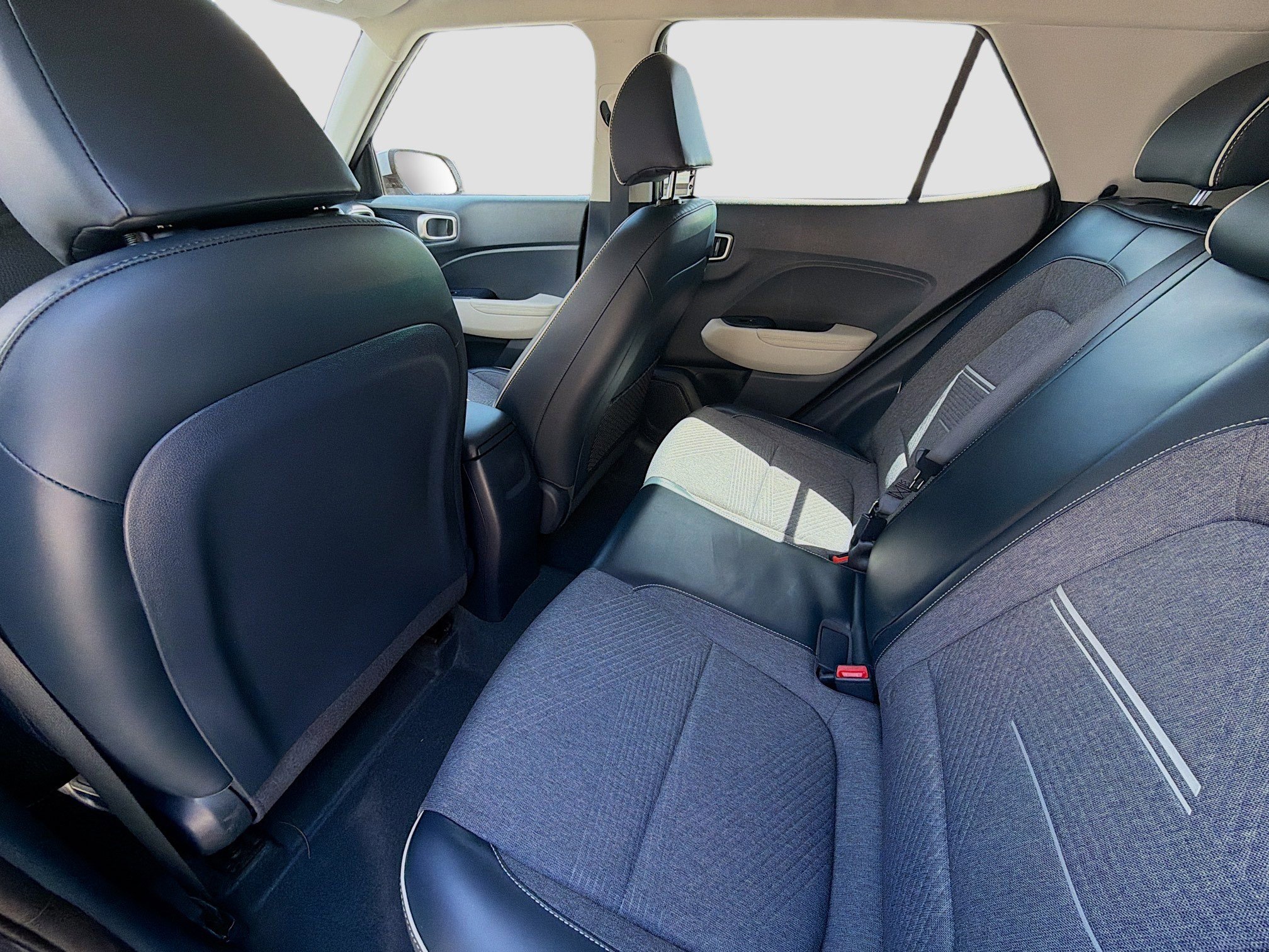 Used 2023 Hyundai Venue Limited image 22