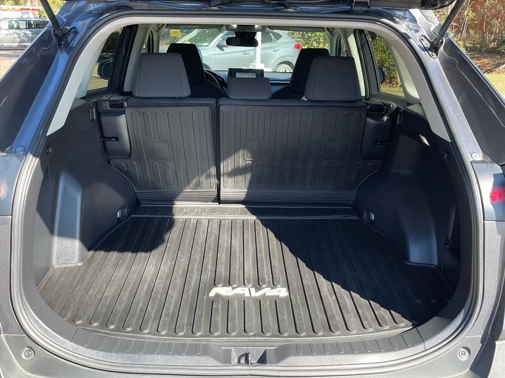 Used 2022 Toyota RAV4 LE image 25