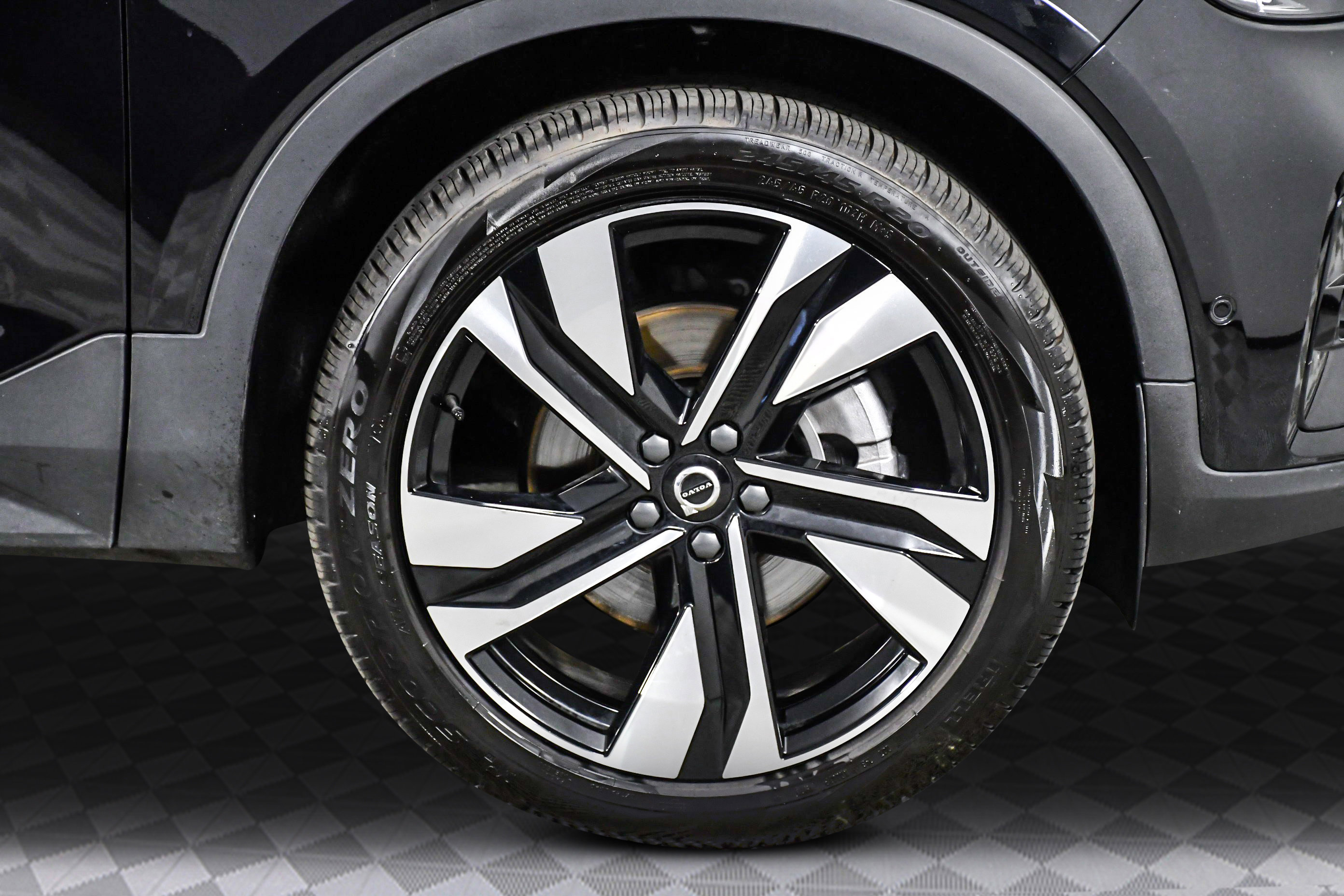 Used 2025 Volvo XC40 B5 Plus image 29