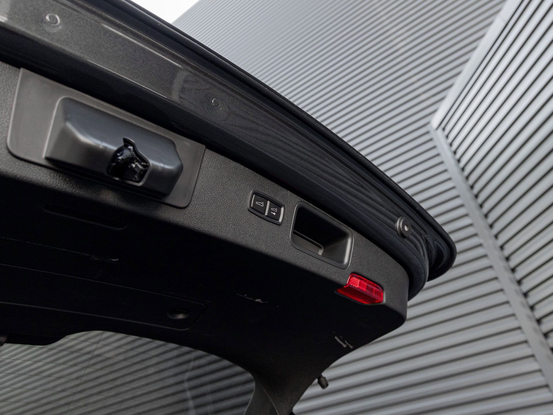 Certified 2025 Porsche Macan AWD/4WD image 29