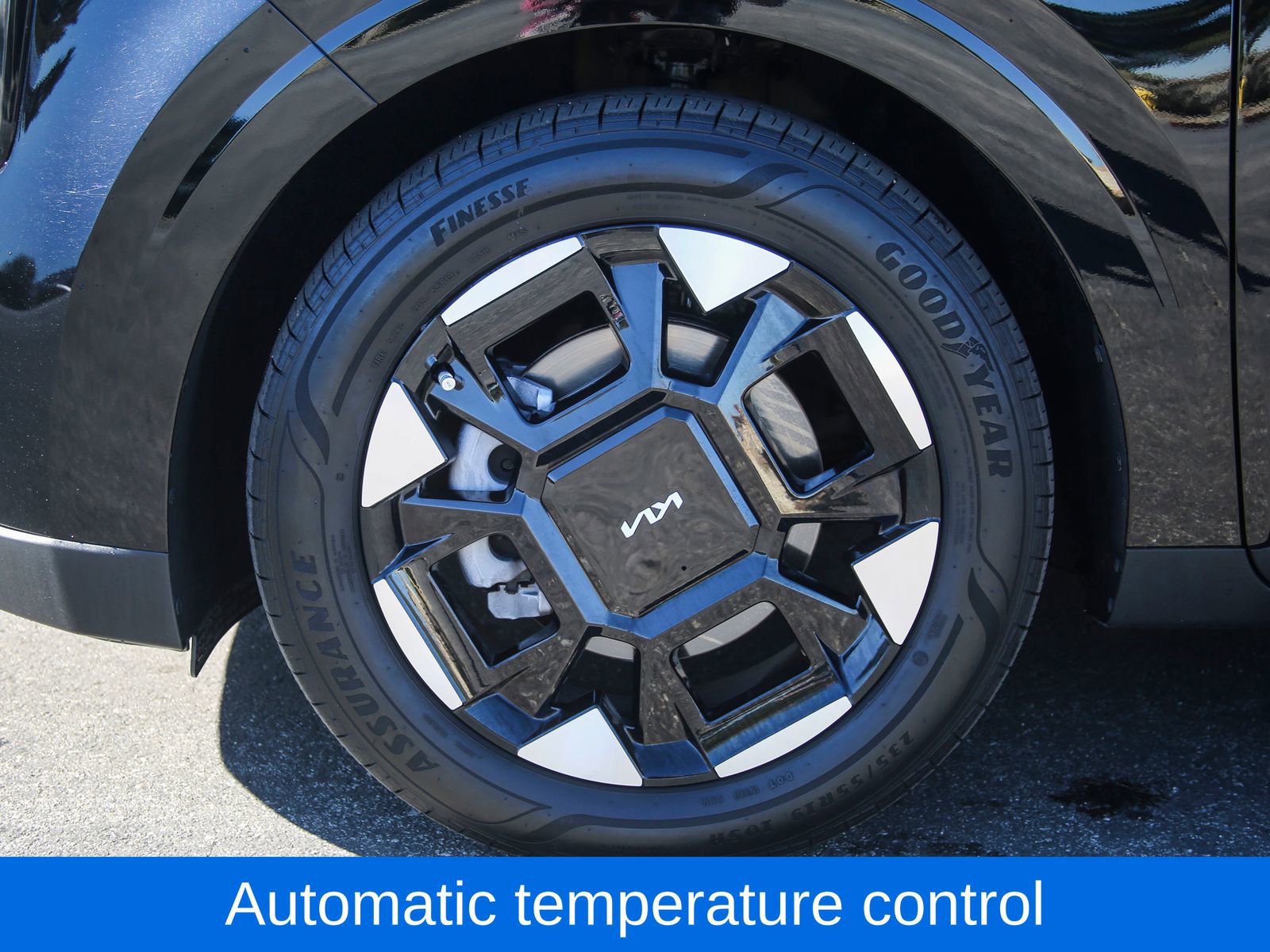 Used 2025 Kia Carnival EX image 5