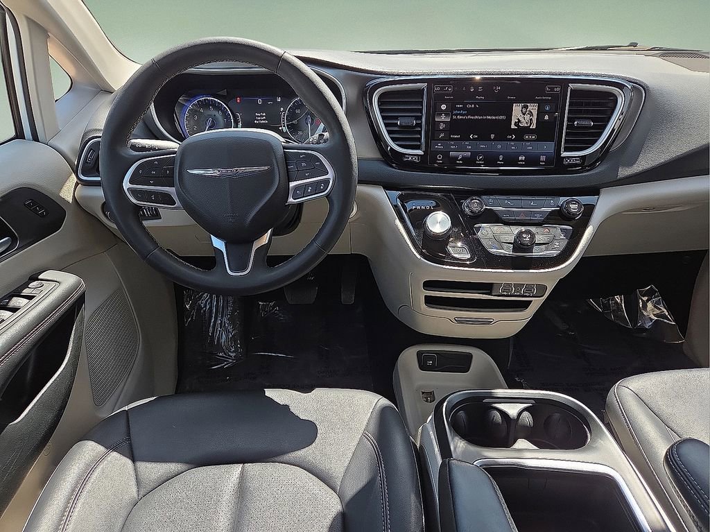 Used 2024 Chrysler Pacifica Touring-L image 19