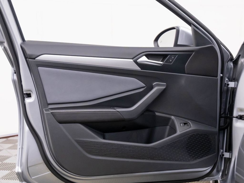 Used 2025 Volkswagen Jetta SE image 9