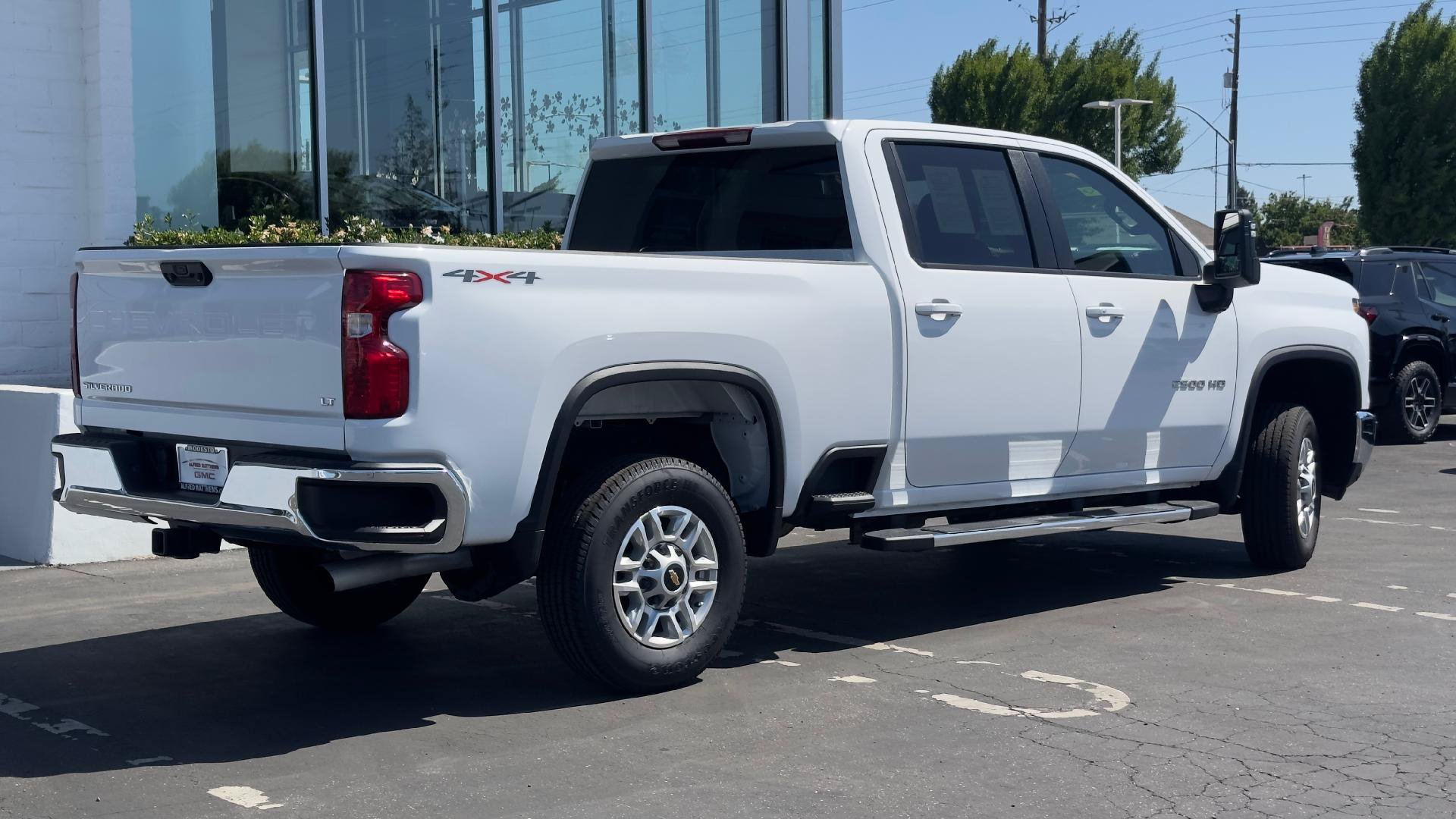 Used 2025 Chevrolet Silverado 2500 LT w/ Convenience Package AWD/4WD image 4