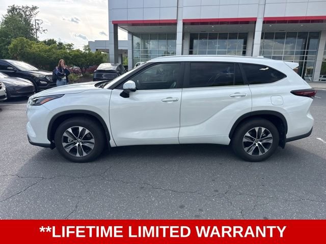 Used 2025 Toyota Highlander XLE FWD image 3