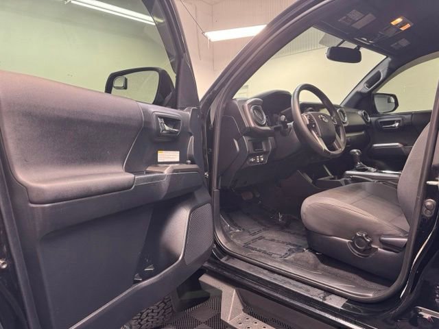 Used 2017 Toyota Tacoma TRD Off-Road AWD/4WD image 11