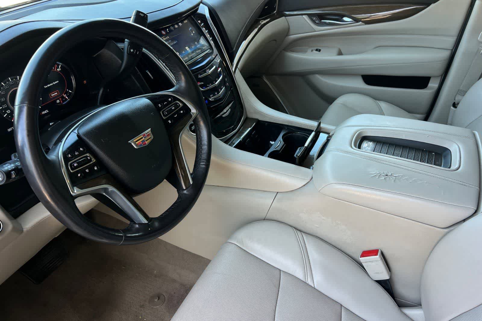 Used 2020 Cadillac Escalade Luxury AWD/4WD image 14