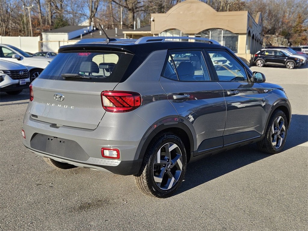 Used 2023 Hyundai Venue Limited image 4