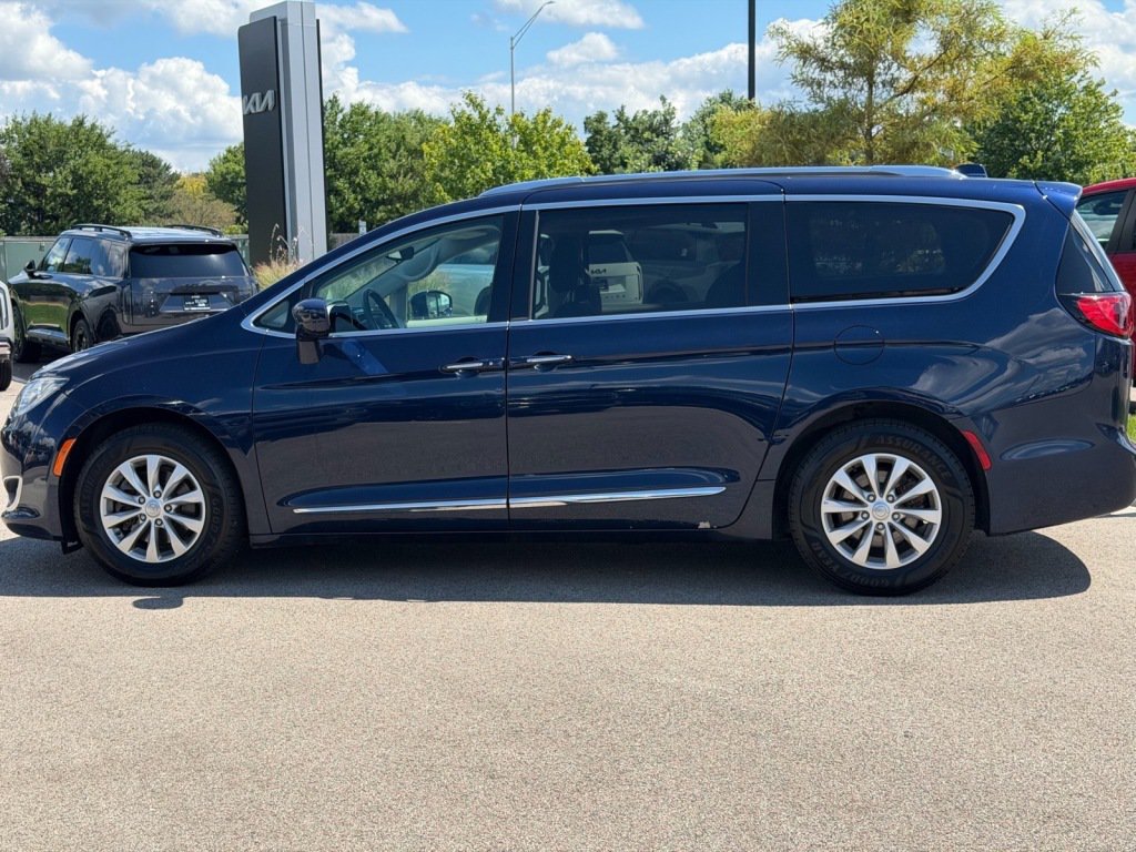 Used 2018 Chrysler Pacifica Touring-L FWD image 3