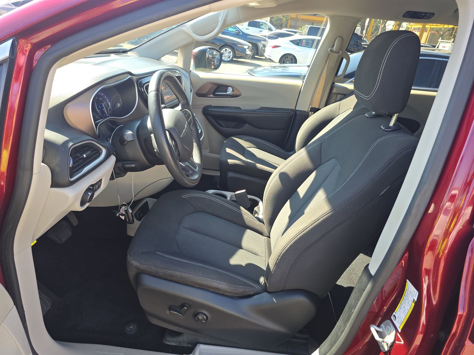 Used 2022 Chrysler Voyager LX image 11