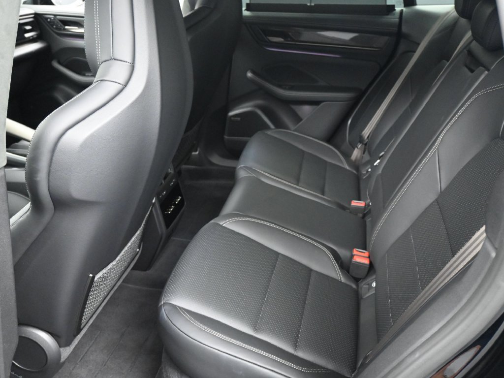 Certified 2025 Porsche Macan Turbo Electric AWD/4WD image 7