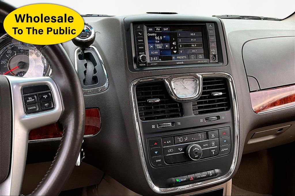 Used 2016 Chrysler Town & Country Touring image 9