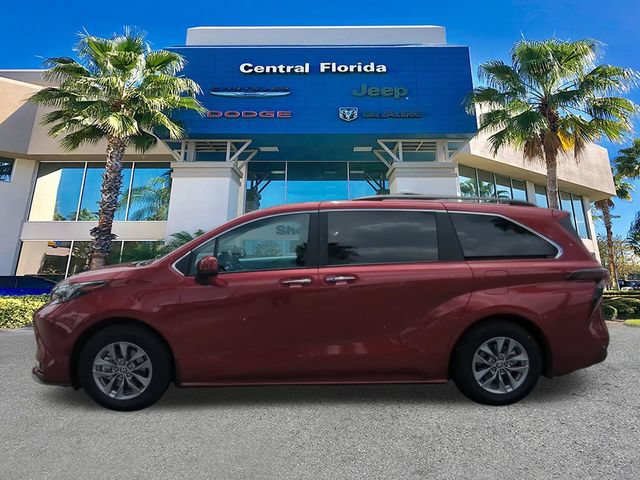 Used 2025 Toyota Sienna XLE FWD image 8