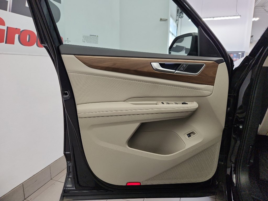 Certified 2025 Volkswagen Atlas SE w/ Panoramic Sunroof Package FWD image 8