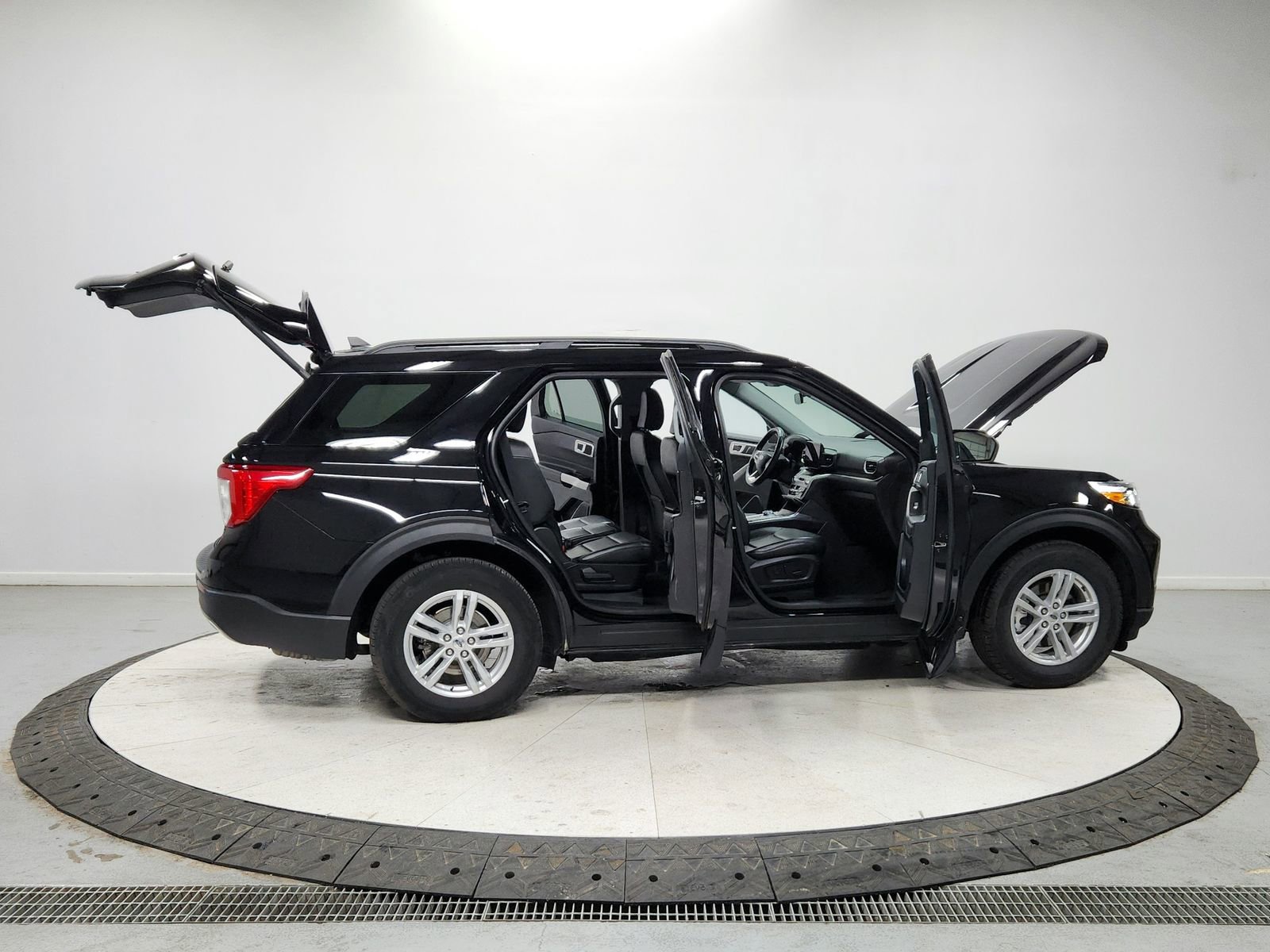 Used 2024 Ford Explorer XLT w/ Equipment Group 202A image 16