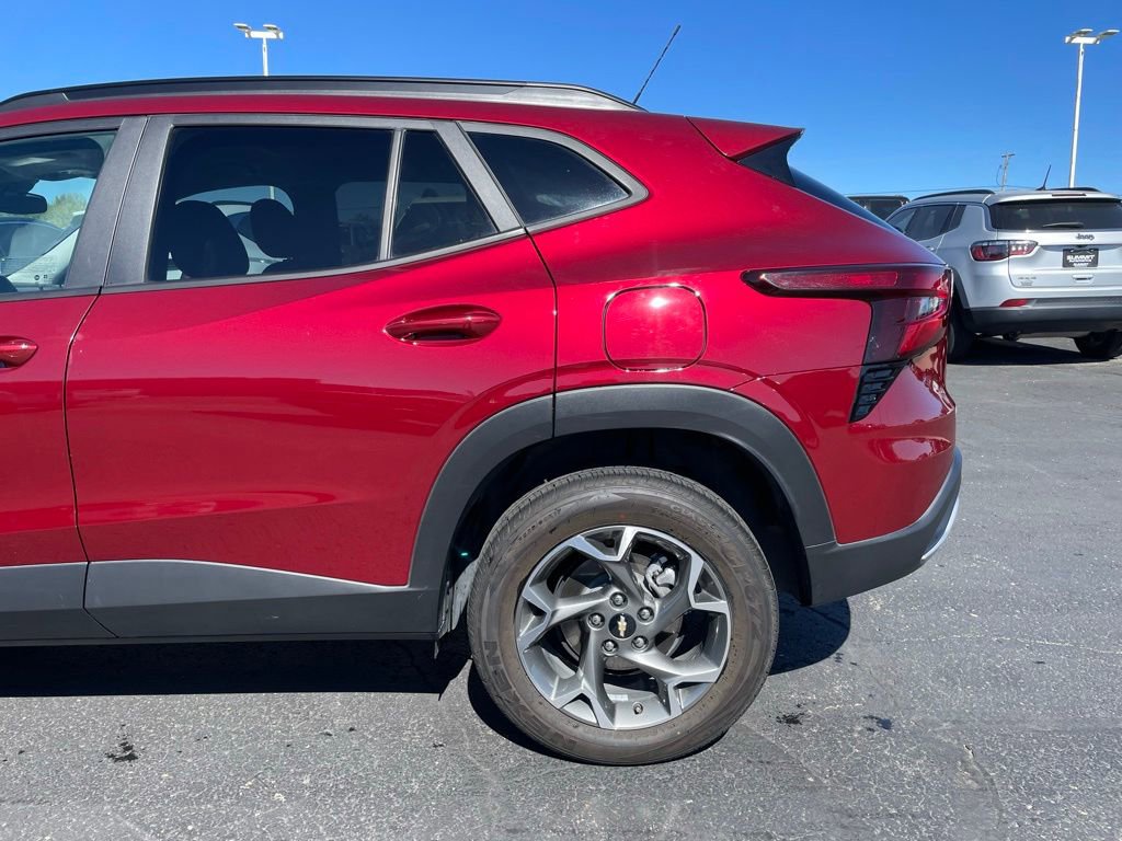 Used 2025 Chevrolet Trax LT FWD image 34