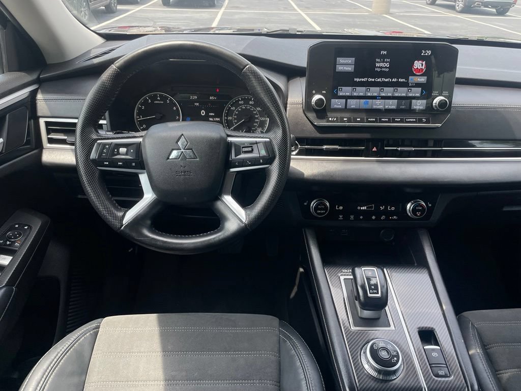 Used 2023 Mitsubishi Outlander SE FWD image 11