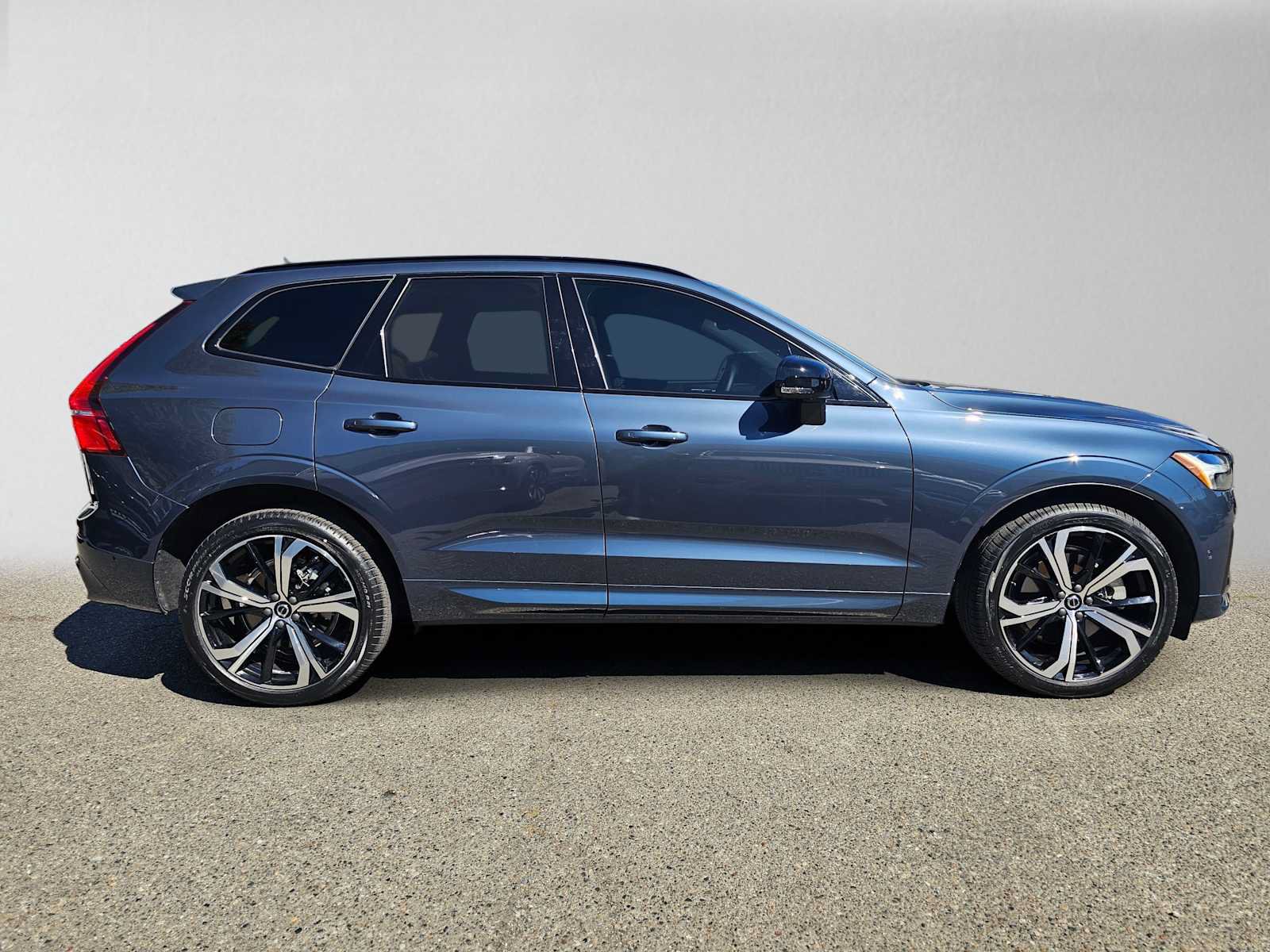 Used 2025 Volvo XC60 T8 Ultra w/ Climate Package AWD/4WD image 2
