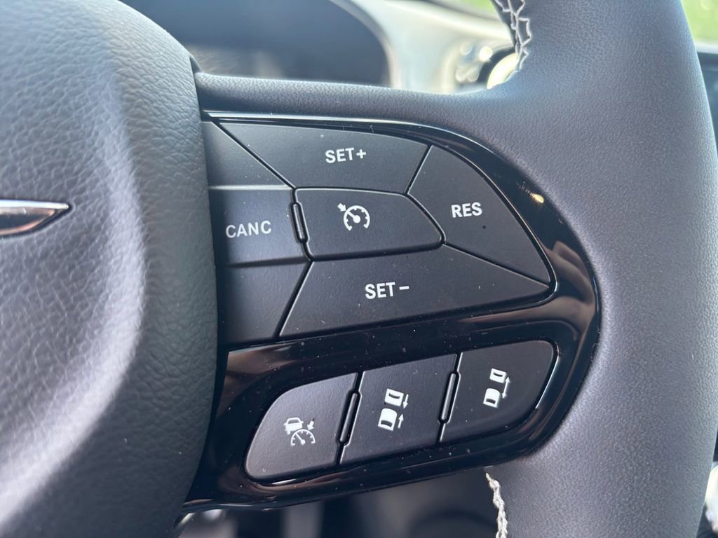 Used 2025 Chrysler Pacifica Limited FWD image 18