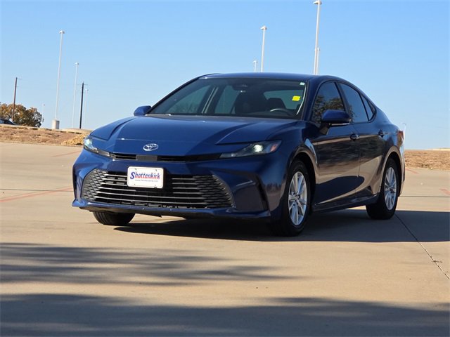 Used 2025 Toyota Camry LE image 3