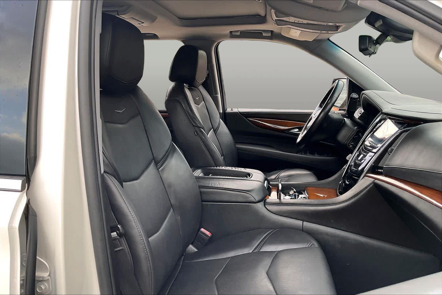Used 2017 Cadillac Escalade Premium Luxury RWD image 8