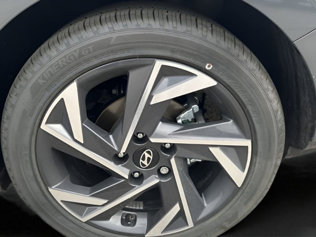 Used 2025 Hyundai Elantra SEL image 16