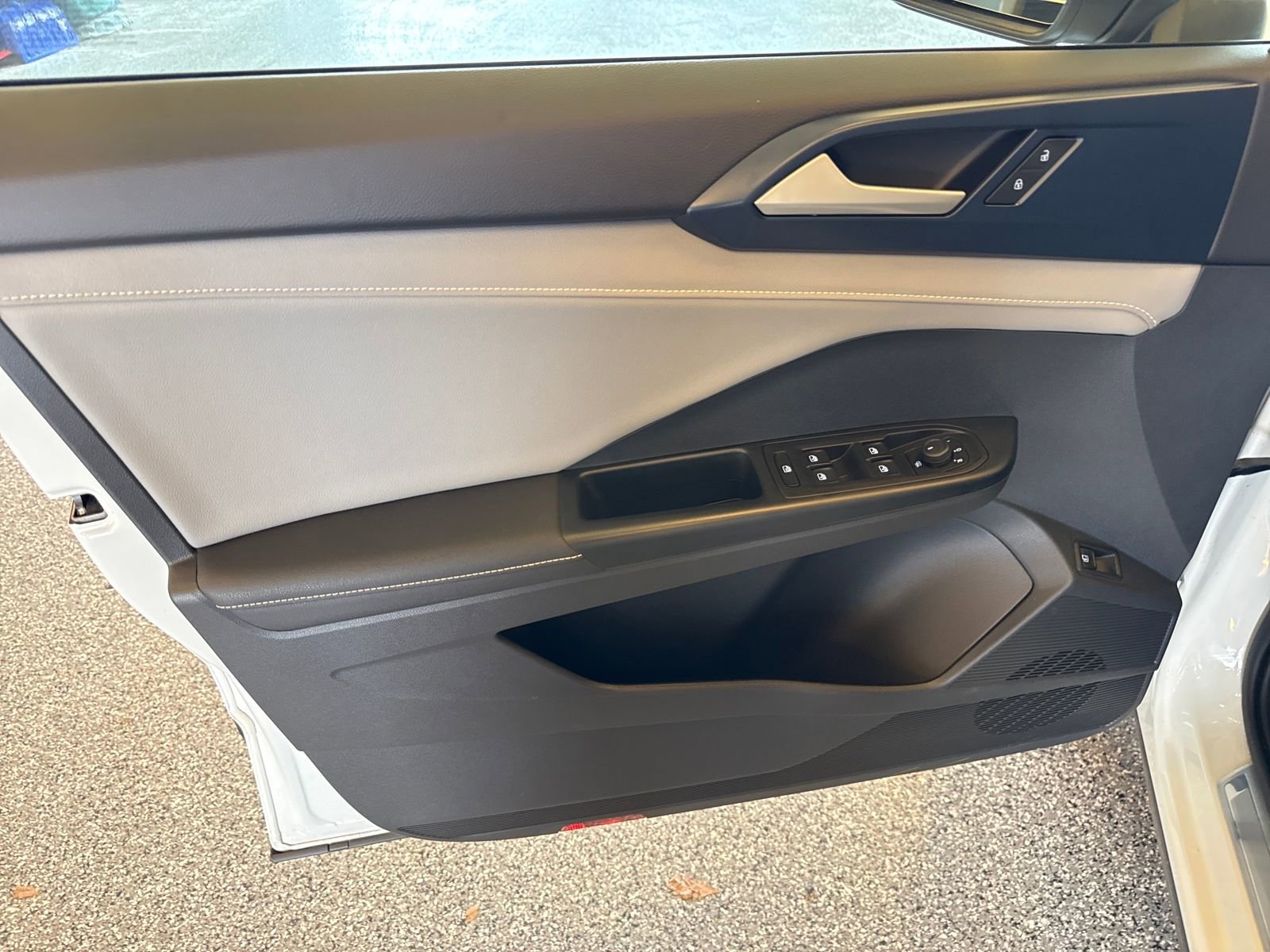 Certified 2024 Volkswagen Taos SE image 11